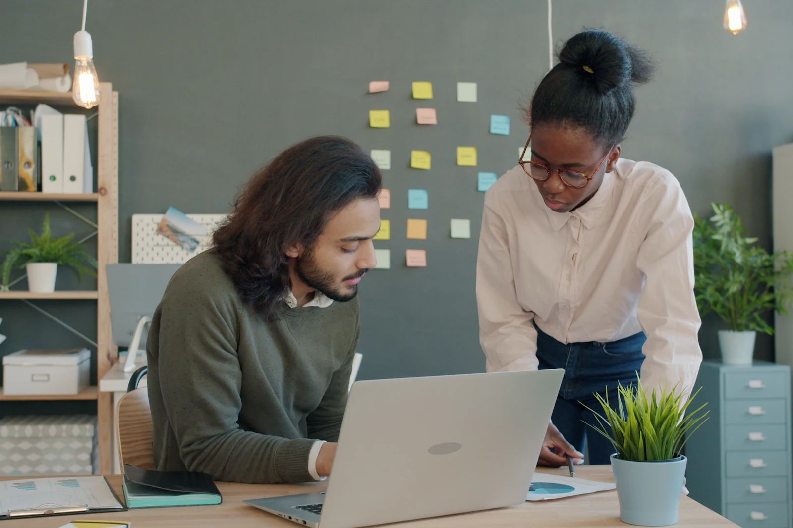 Deux ingénieurs relisent un travail sur un ordinateur portable